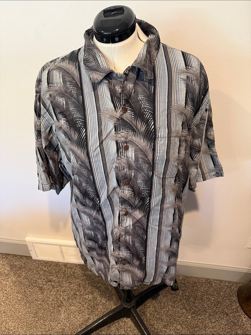 Tommy Bahama Gray & Black Palm-Print Short-Sleeve Button Shirt-Mens size XL